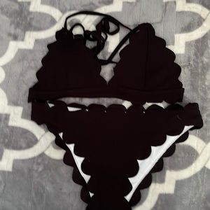 Black swimsuit. Size M, never worn. I am unsure of the brand.